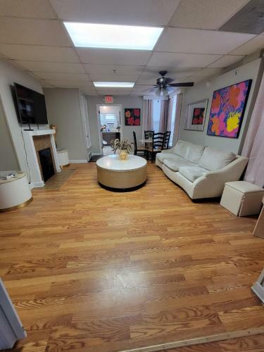 Midtown Newly Remodeled 6 Bedroom