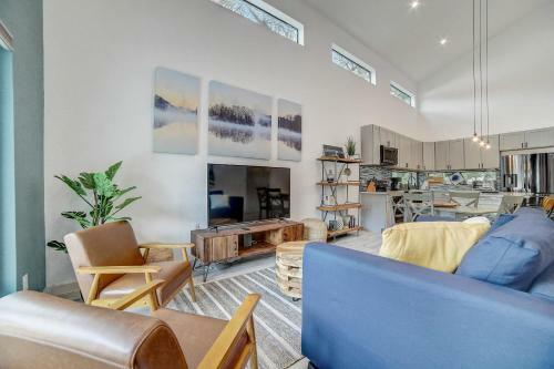Hip Nautic - A Modern Lake Retreat