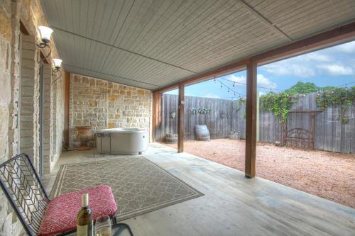 Cozi Cottage With Hot Tub! - 2 Min To Wineries!