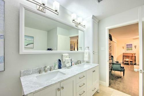 Malakoff Lakefront Home Golf Course On-site!