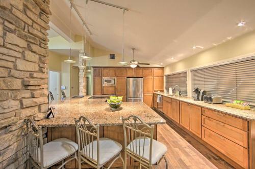 Malakoff Lakefront Home Golf Course On-site!