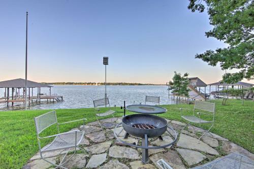Malakoff Lakefront Home Golf Course On-site!