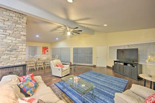 Malakoff Lakefront Home Golf Course On-site!