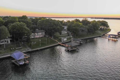 Malakoff Lakefront Home Golf Course On-site!