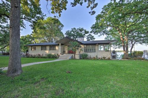 Malakoff Lakefront Home Golf Course On-site!