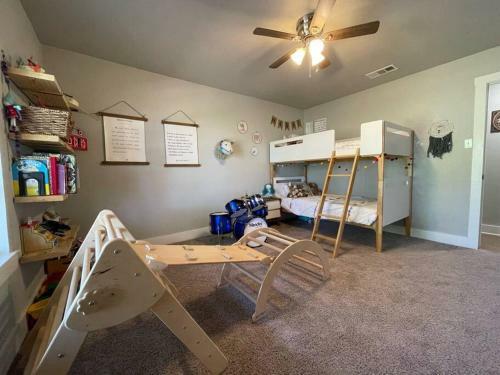 1 Acre Oasis, 3/2 House, Perfect For Families!!