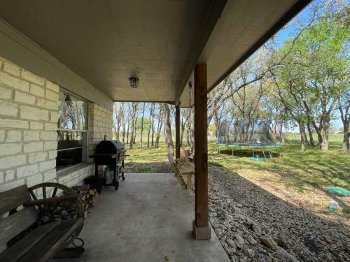 1 Acre Oasis, 3/2 House, Perfect For Families!!