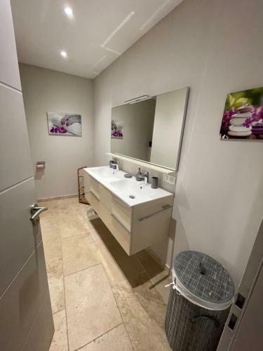 Petite Maison Pr�s Du Centre