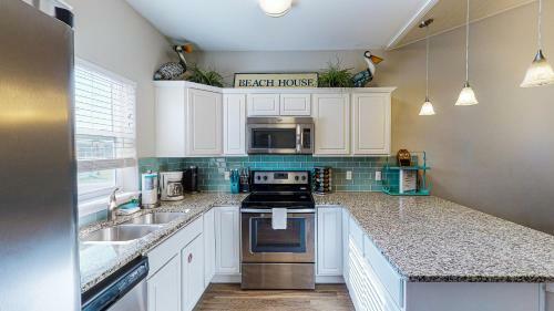 Villa Bc403 Fabulous Townhome With Beach Decor, Shared Heated Pool, Garage Access