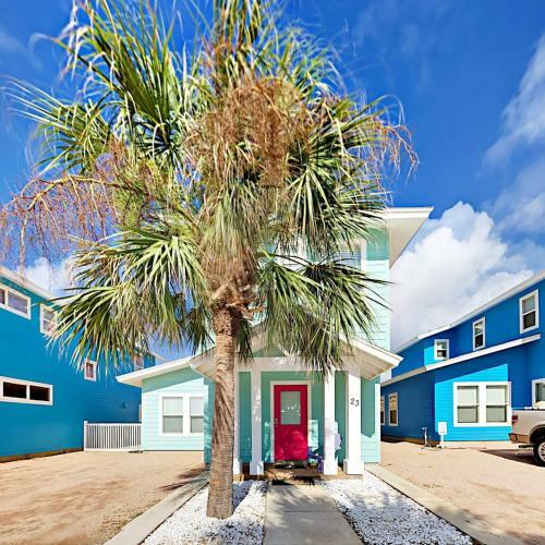 Villa Rp23 Fun Townhouse With Fiesta Decor, Shared Pool, Ample Parking