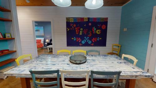 Villa Rp23 Fun Townhouse With Fiesta Decor, Shared Pool, Ample Parking