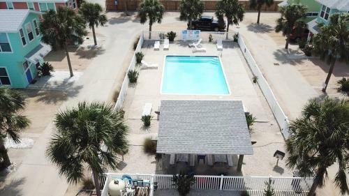 Villa Rp23 Fun Townhouse With Fiesta Decor, Shared Pool, Ample Parking