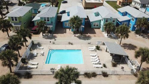 Villa Rp23 Fun Townhouse With Fiesta Decor, Shared Pool, Ample Parking