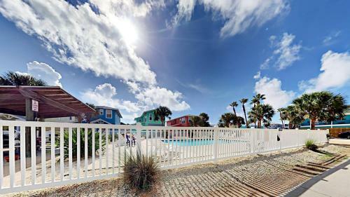 Villa Rp23 Fun Townhouse With Fiesta Decor, Shared Pool, Ample Parking