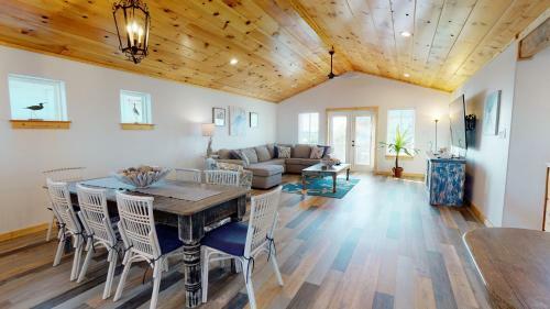 Pfc1006 Spacious Home In Town, Shared Pool, Ample Parking, Near Restaurants