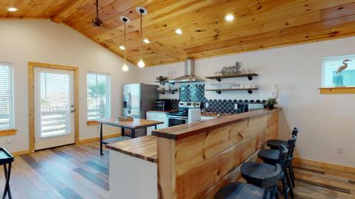 Pfc1006 Spacious Home In Town, Shared Pool, Ample Parking, Near Restaurants