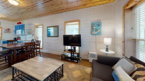 Villa Tc503 Townhome Located In Town, Close To Beach, Shared Pool, Pet Friendly