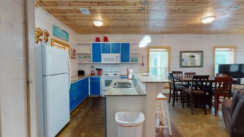 Villa Tc503 Townhome Located In Town, Close To Beach, Shared Pool, Pet Friendly
