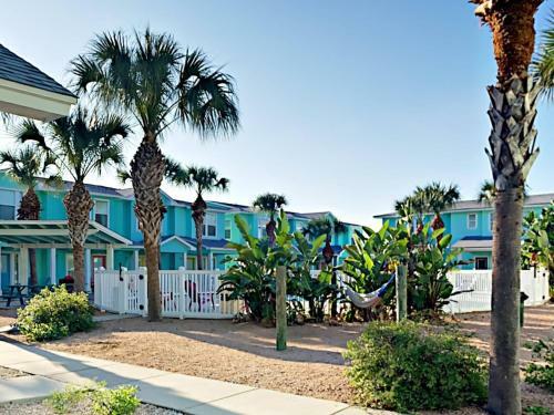 Villa Tc802 Townhome Located In Town, Close To Beach, Shared Pool, Coastal Charm