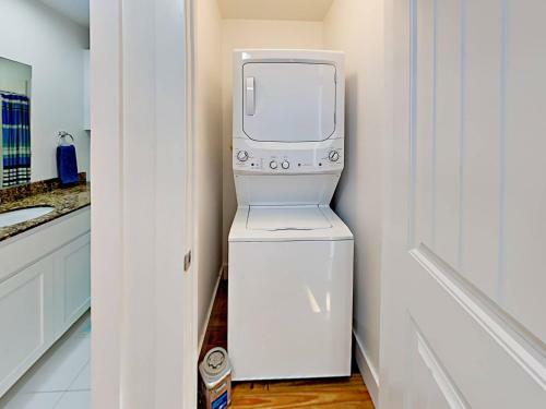 Villa Tc802 Townhome Located In Town, Close To Beach, Shared Pool, Coastal Charm