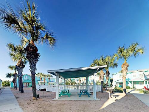 Villa Tc802 Townhome Located In Town, Close To Beach, Shared Pool, Coastal Charm
