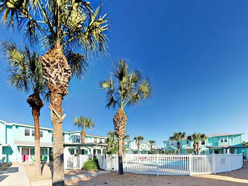 Villa Tc802 Townhome Located In Town, Close To Beach, Shared Pool, Coastal Charm