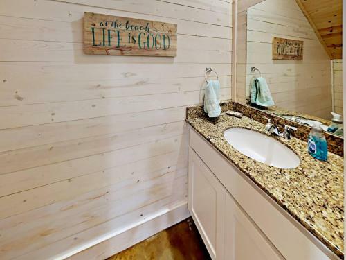 Villa Tc802 Townhome Located In Town, Close To Beach, Shared Pool, Coastal Charm