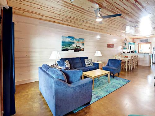 Villa Tc802 Townhome Located In Town, Close To Beach, Shared Pool, Coastal Charm