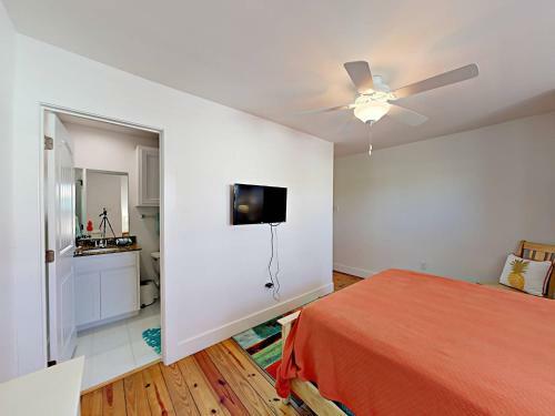 Villa Tc802 Townhome Located In Town, Close To Beach, Shared Pool, Coastal Charm