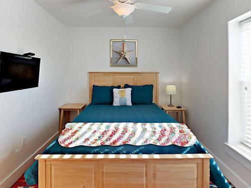 Villa Tc802 Townhome Located In Town, Close To Beach, Shared Pool, Coastal Charm
