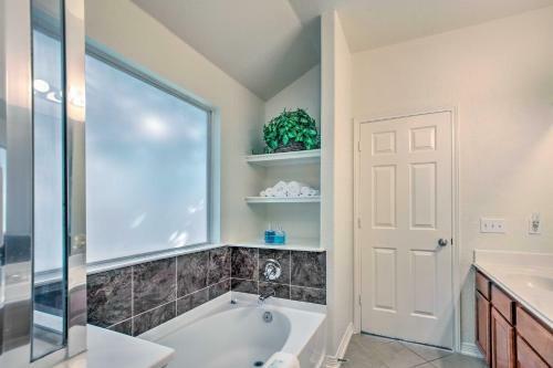San Antonio Home With Grill, 9 Mi To Seaworld!