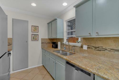 Northside Hideaway- Both Units- Mins To Ut Hospital