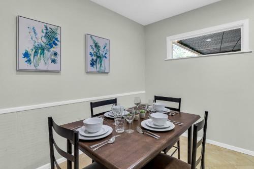 Northside Hideaway- Both Units- Mins To Ut Hospital