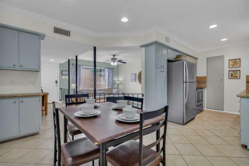 Northside Hideaway- Both Units- Mins To Ut Hospital