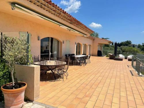 Spacious Villa Just A Stroll Away From Montauroux