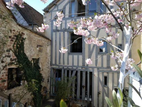Le Clos Couvert Handsome House With Garden In Medieval Village