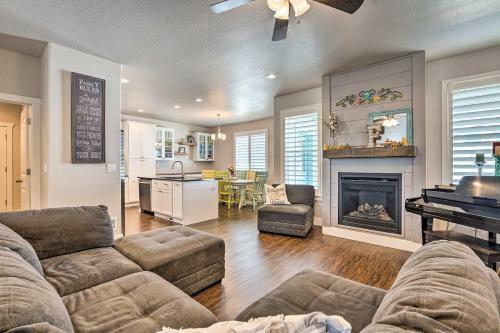 Lovely Cheyenne Home With Fireplace And Grill!