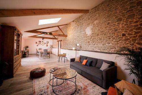Proche Puydufou - Gite Maison La Rouli�re