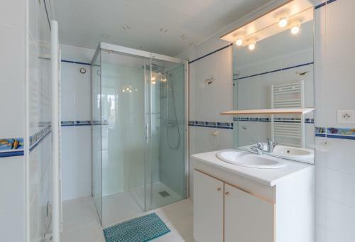 Jolie Maison Avec Piscine Int�rieure Et Sauna