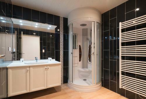 Jolie Maison Avec Piscine Int�rieure Et Sauna
