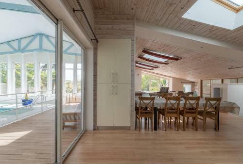 Jolie Maison Avec Piscine Int�rieure Et Sauna