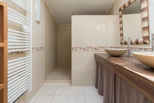 Jolie Maison Avec Piscine Int�rieure Et Sauna