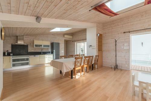 Jolie Maison Avec Piscine Int�rieure Et Sauna