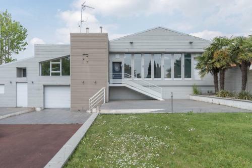 Jolie Maison Avec Piscine Int�rieure Et Sauna