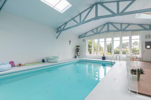 Jolie Maison Avec Piscine Int�rieure Et Sauna