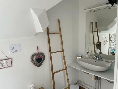 Charming 4-bed Cottage In Saint-just-le-martel