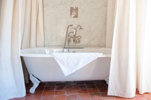 Hostal La Maison Du Village