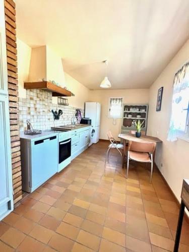 Maison Dans Petit Parc Avec Piscine Priv�