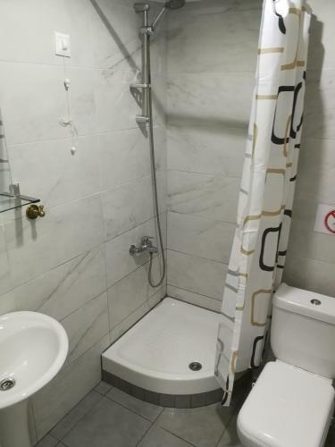 Artistic Rent Rooms & Apartments