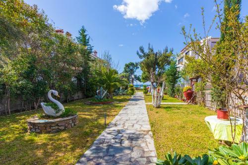 Hostal Galazia Akti Seaside Apartments